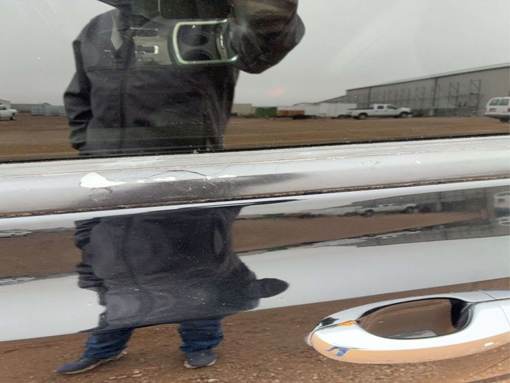 2012-chrysler-300-c-sedan-4d-image-11