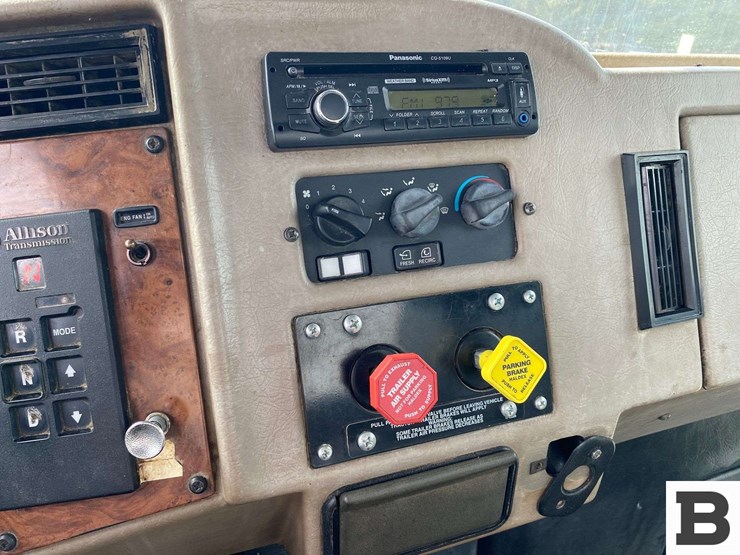 2003-peterbilt-330-image-46