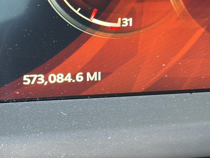 2023-peterbilt-579-image-10