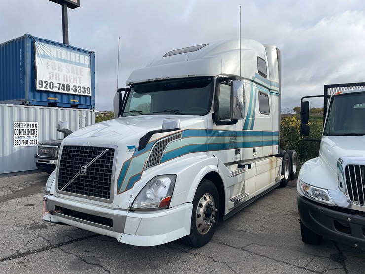 #1372-•-2014-volvo-sleeper-semi-(has-wi-title)-(of)-image-1