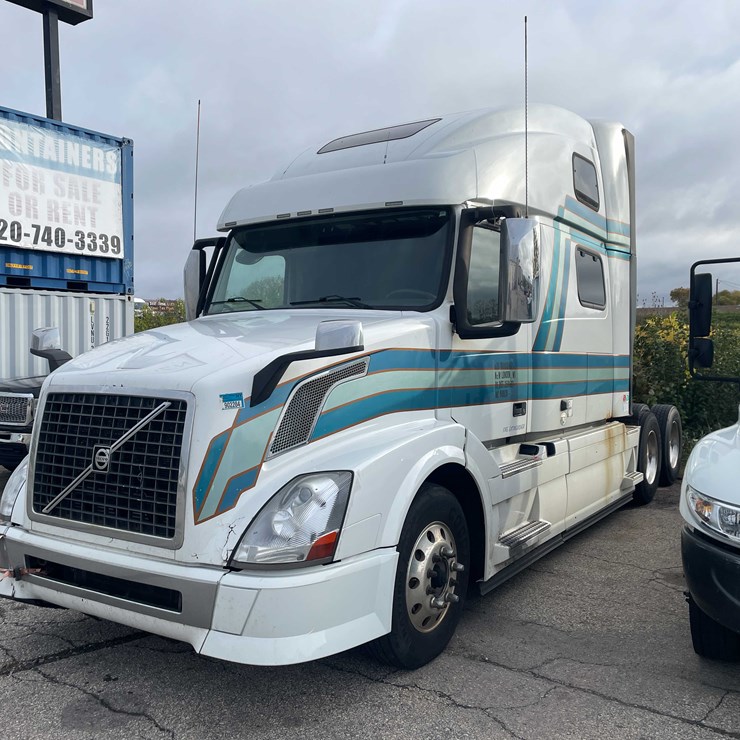 #1372 • 2014 Volvo Sleeper Semi (Has WI Title) (OF)