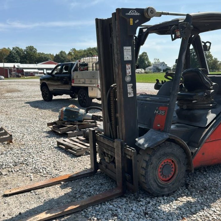 #1355 • Linde H35 Forklift