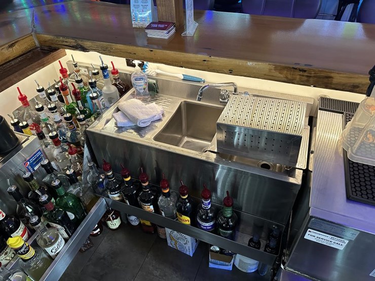 #100-•-waterfront-pub-with-4-bed/2-bath-apartment-image-39