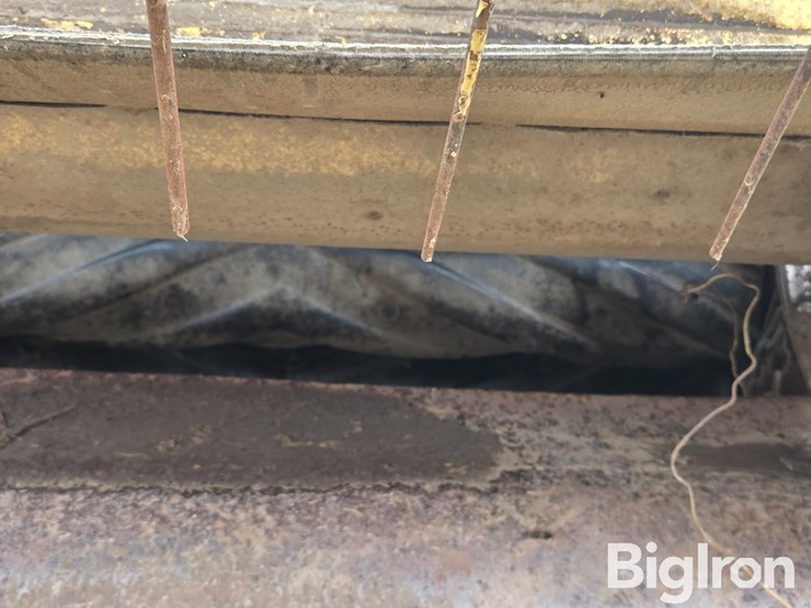 new-holland-1100-image-16