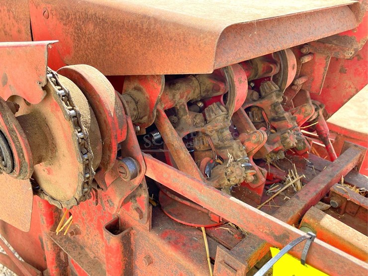 new-holland-275-image-30