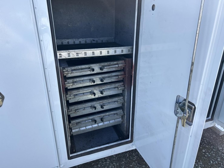 2017-peterbilt-337-image-24