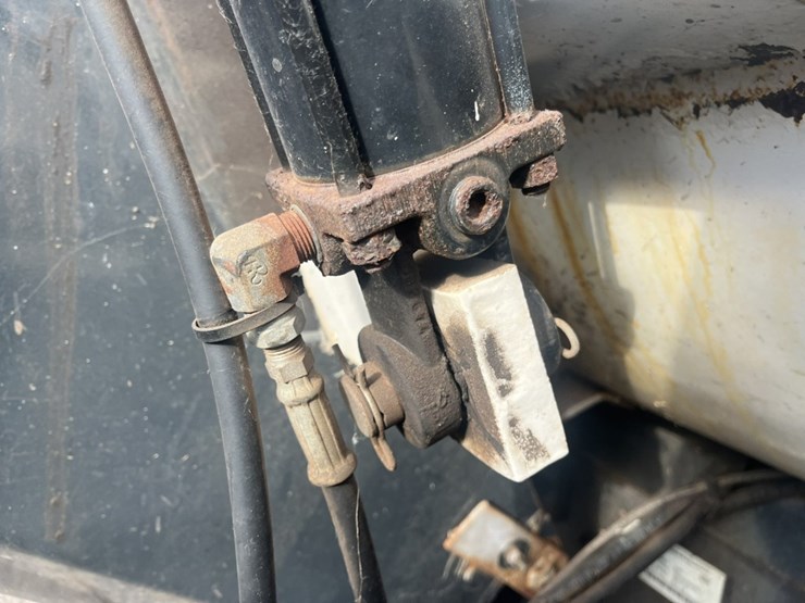 2011-international-7600-image-51