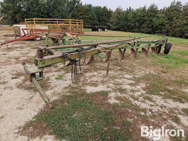 john-deere-2350-2450-image-1