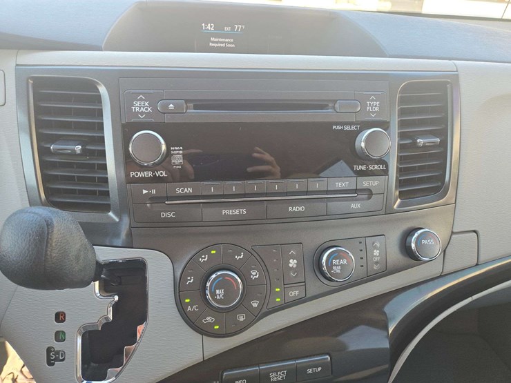 2012-toyota-sienna-le-image-13