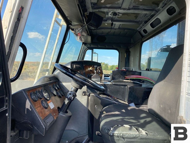 2006-peterbilt-320-image-41