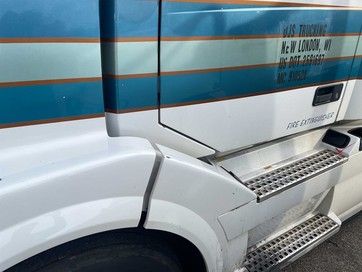 #1372-•-2014-volvo-sleeper-semi-(has-wi-title)-(of)-image-56