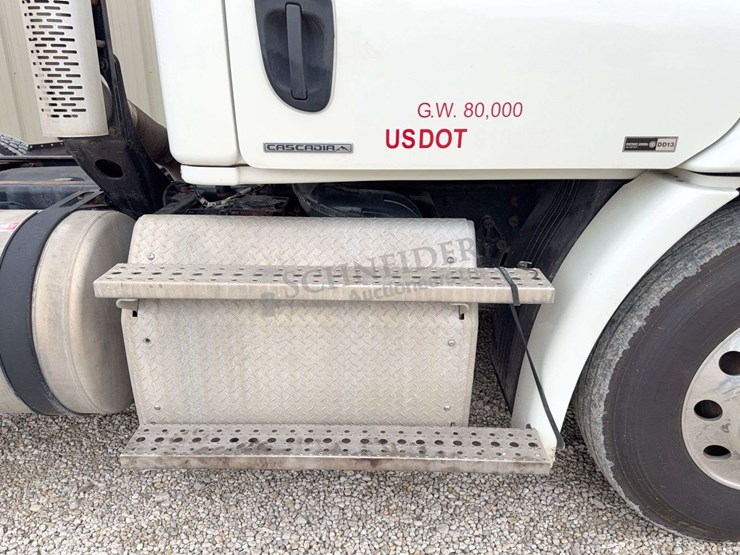 2012-freightliner-cascadia-113-image-19