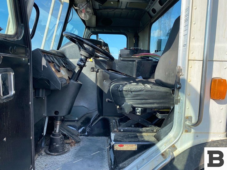 2006-peterbilt-320-image-40