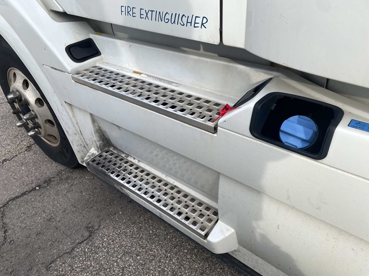 #1372-•-2014-volvo-sleeper-semi-(has-wi-title)-(of)-image-53