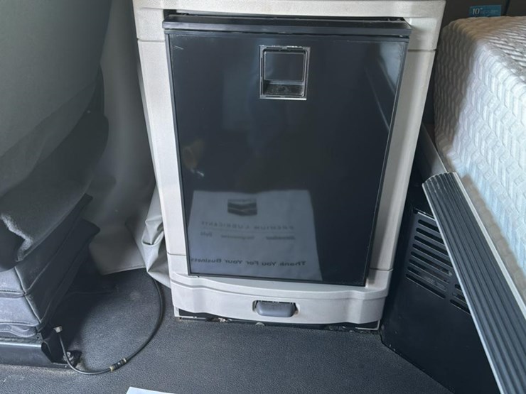 2023-peterbilt-579-image-63