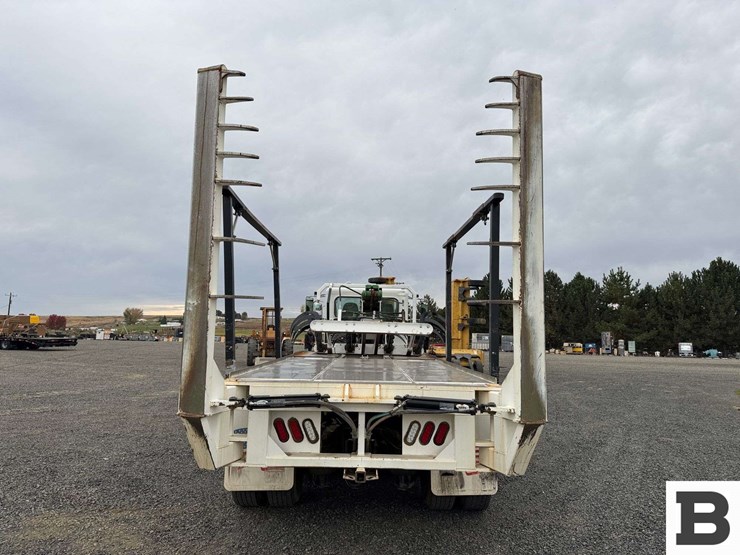 2013-peterbilt-348-image-4