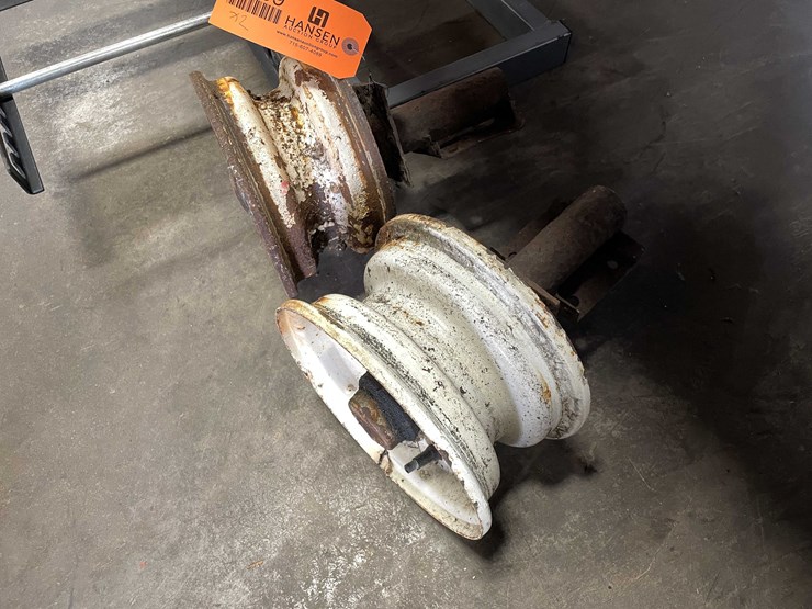 #8516-•-(2)-4-lug-axle-hubs-and-spindles-(cw)-image-2