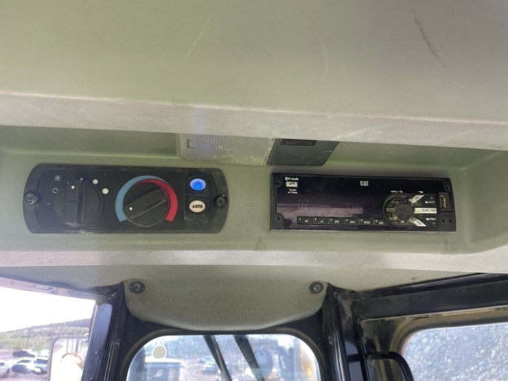 2017-caterpillar-d8t-image-46