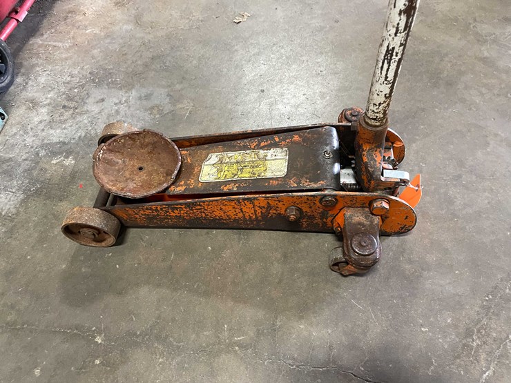 #8517-•-(2)-ton-trv-lift-floor-jack-(cw)-image-4