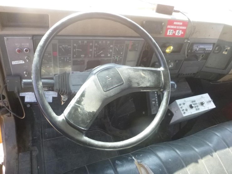 1995-international-4700-image-17