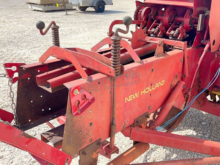 new-holland-275-image-21