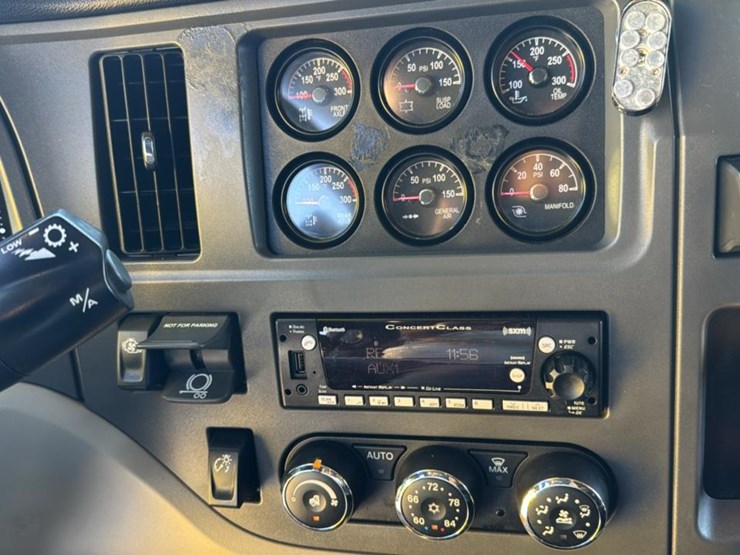 2023-peterbilt-579-image-44