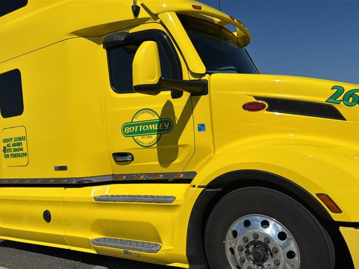 2023-peterbilt-579-image-14