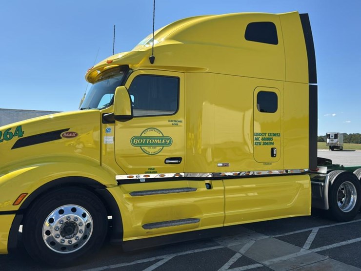 2023-peterbilt-579-image-1