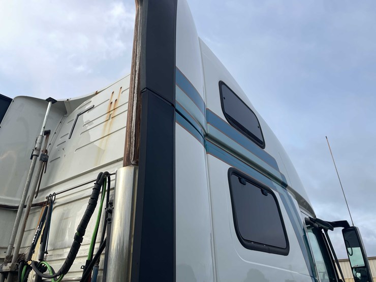 #1372-•-2014-volvo-sleeper-semi-(has-wi-title)-(of)-image-26