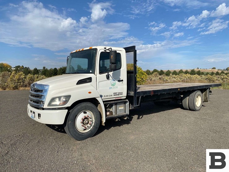 2014-hino-268-image-1