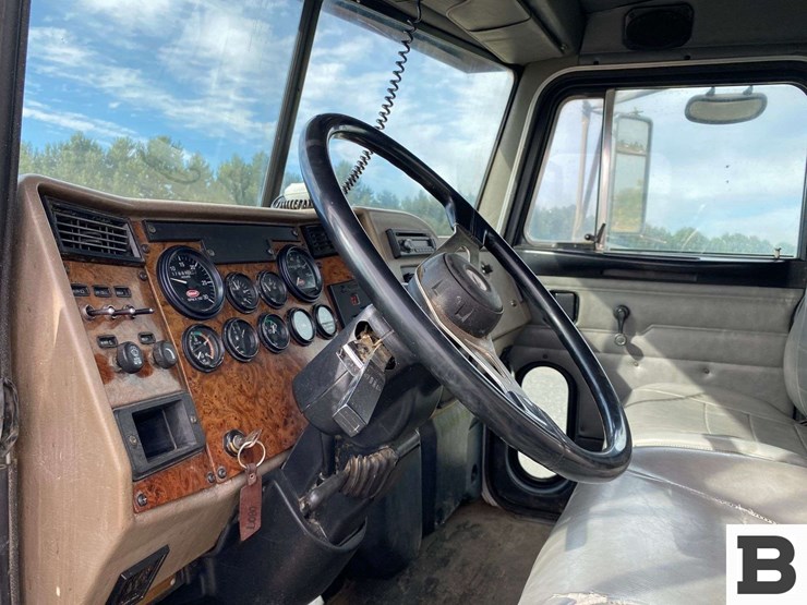 2003-peterbilt-330-image-39
