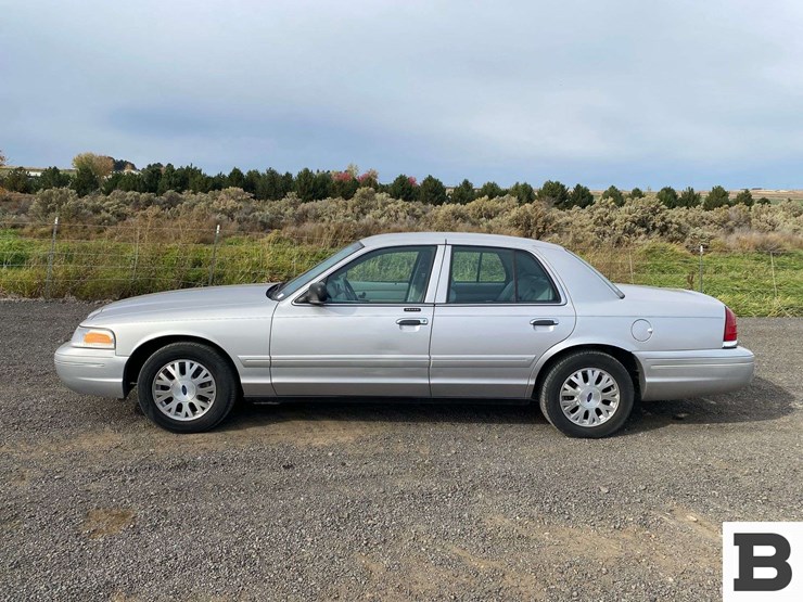 2005-ford-crown-victoria-sedan-image-2