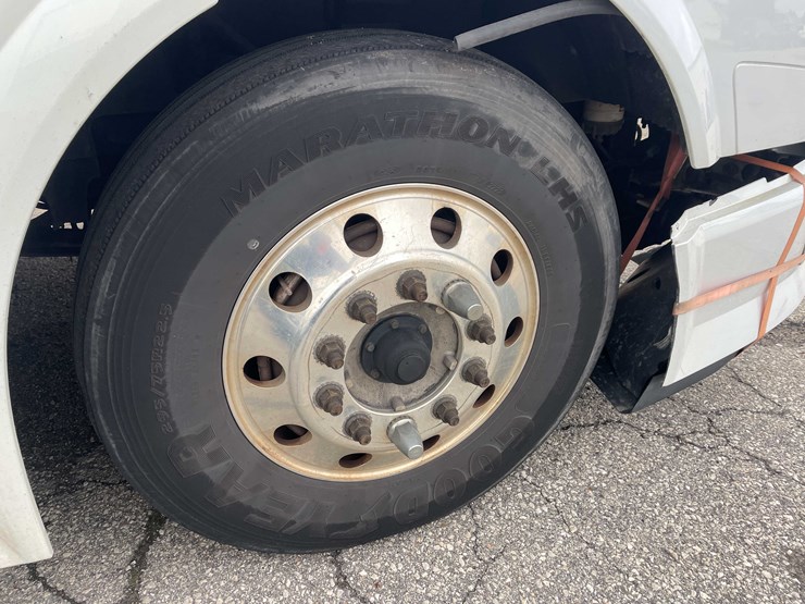 #1372-•-2014-volvo-sleeper-semi-(has-wi-title)-(of)-image-82