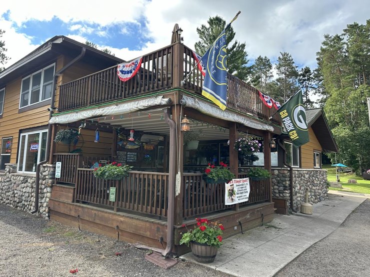 #100-•-waterfront-pub-with-4-bed/2-bath-apartment-image-8