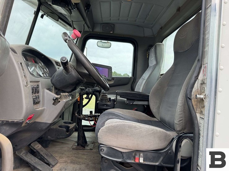 2013-peterbilt-348-image-51