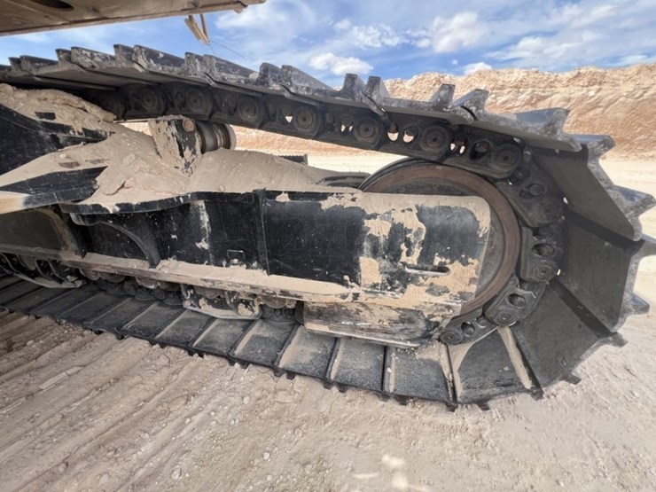 2021-caterpillar-395-image-17