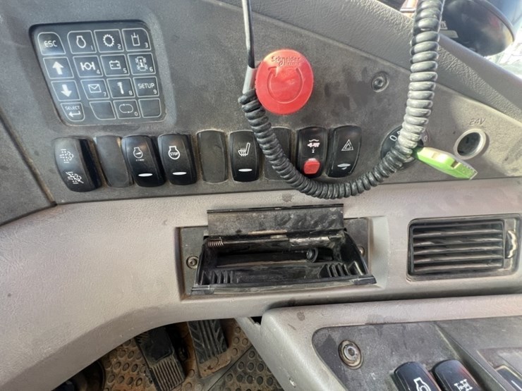 2021-volvo-a60h-image-38