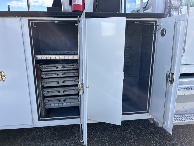 2017-peterbilt-337-image-23