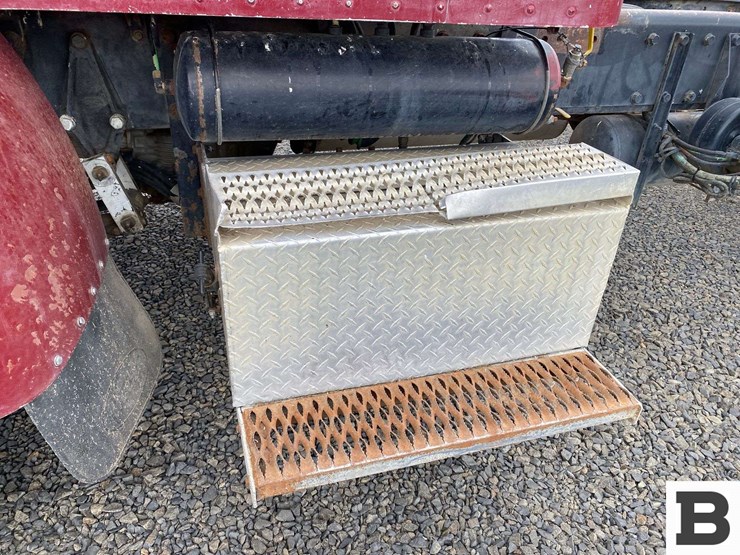 2003-peterbilt-330-image-9