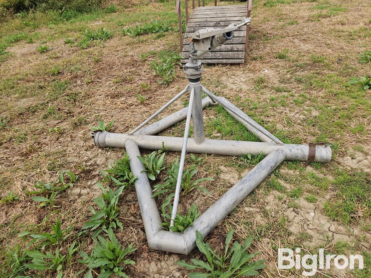 big-gun-irrigation-sprinkler-on-aluminum-stand-image-3