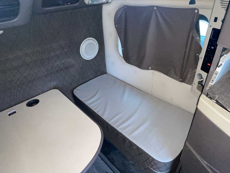 #1372-•-2014-volvo-sleeper-semi-(has-wi-title)-(of)-image-72