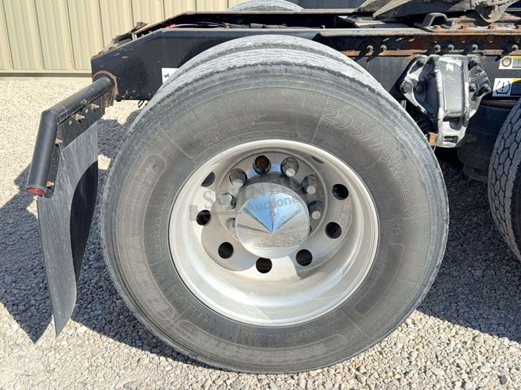 2017-peterbilt-579-image-23