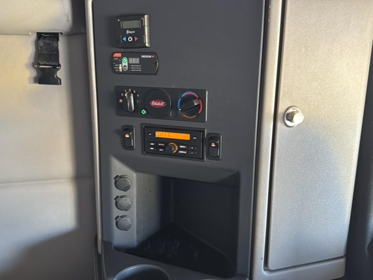 2023-peterbilt-579-image-59