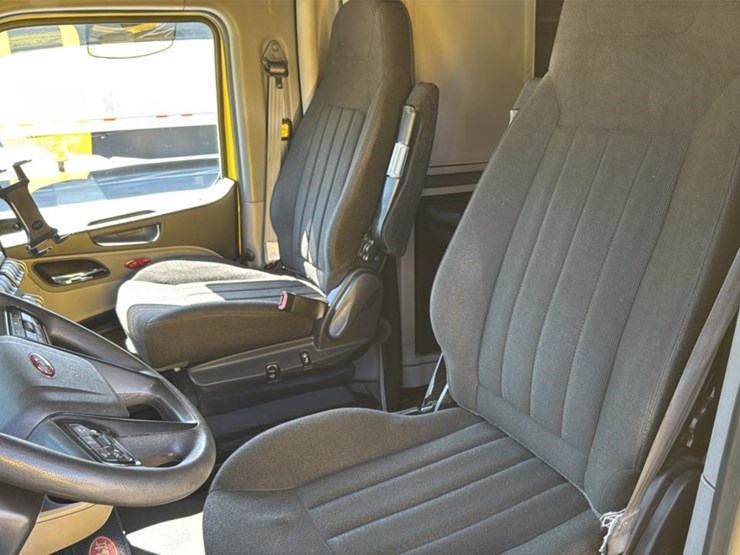 2023-peterbilt-579-image-37