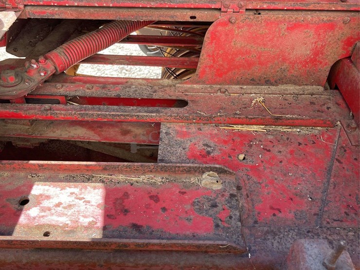 new-holland-275-image-31