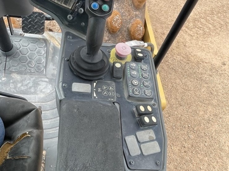 2018-caterpillar-cp56b-image-22