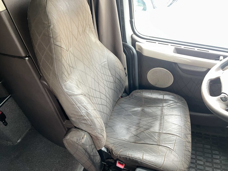 #1372-•-2014-volvo-sleeper-semi-(has-wi-title)-(of)-image-65