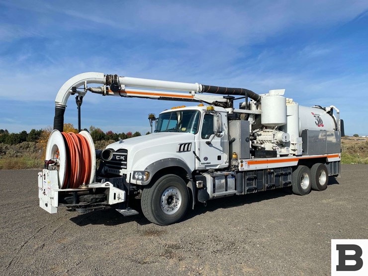 2017-mack-granite-gu713-image-3