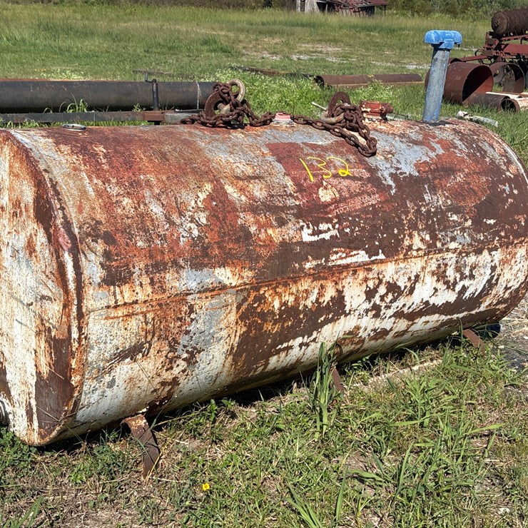 #132 • FUEL TANK WITH LIFTING EYES