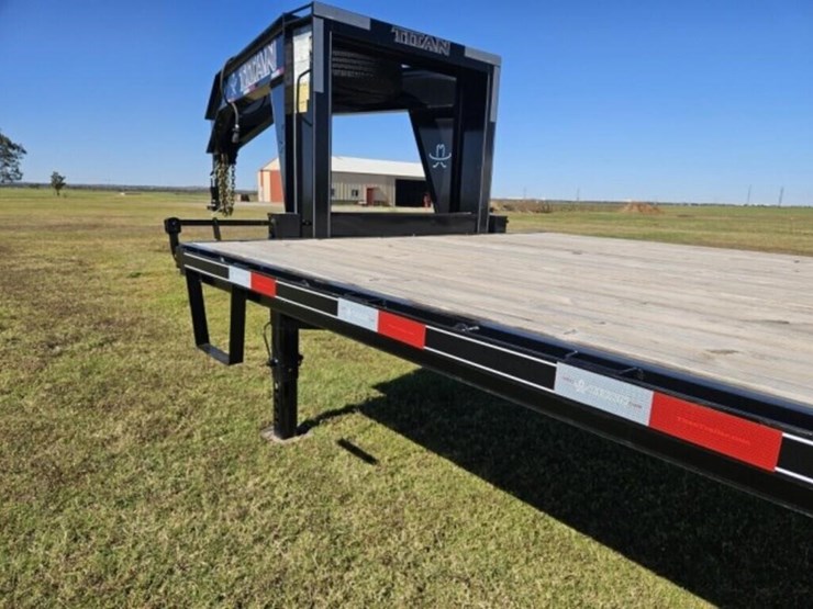 2023-titan-trailer-image-9